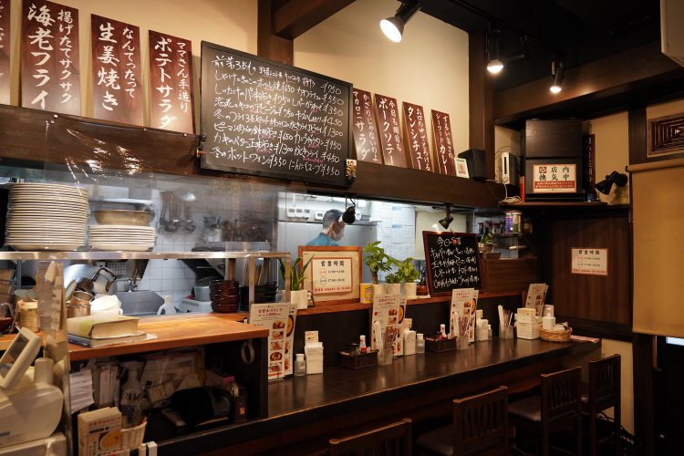 店内は和食屋さんの雰囲気。