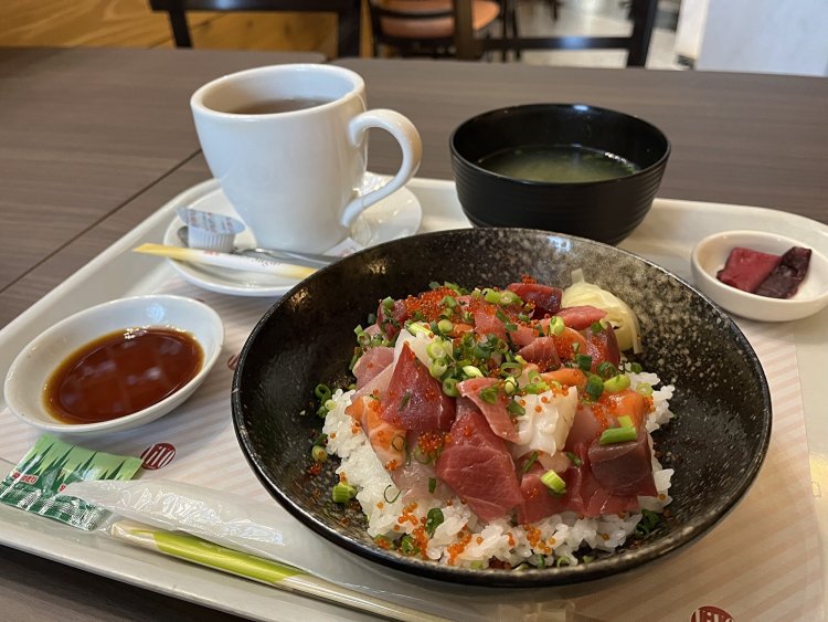 新鮮で大きなネタがのった海鮮丼1050円。