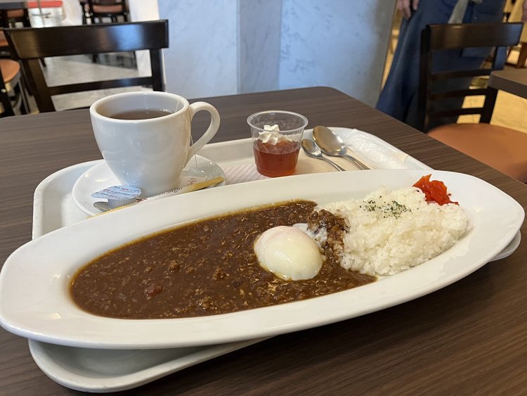 長細いお皿が特徴的なカレー。