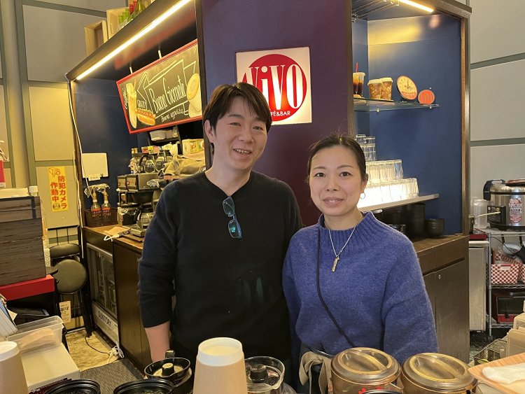 お店を切り盛りする小濵さん夫婦。