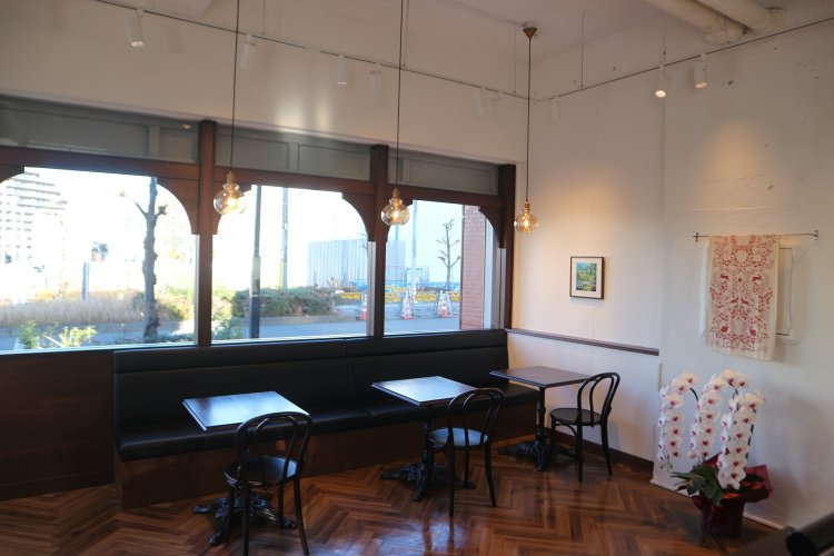 味わいのある白壁、重厚感のあるテーブルと椅子が居心地のよさを作り出す。