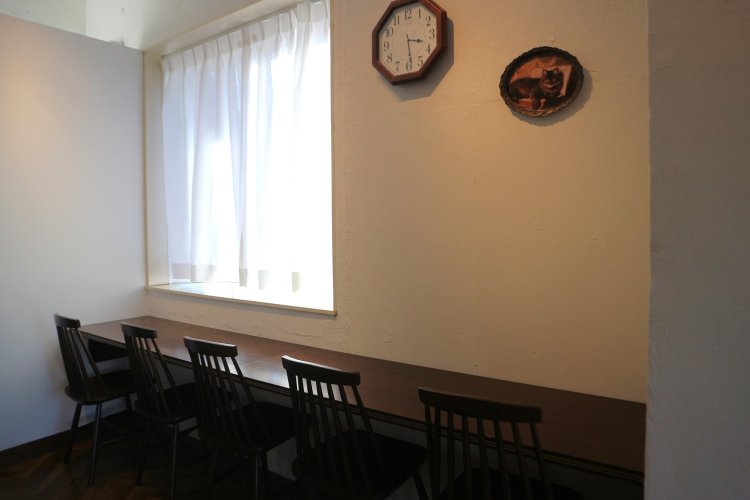 一人でも利用しやすいカウンター席。壁に向かっているが圧迫感はなく、ゆったりと過ごせる。