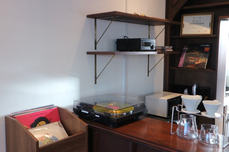 店の片隅に設置されたレコードもポイント。お客さんの雰囲気に合わせたBGMをかける。