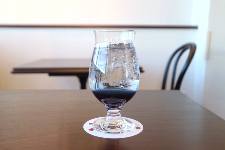 春夏秋冬の風景をイメージして色合いとフレーバーが変化する、季節のソーダ水650円。