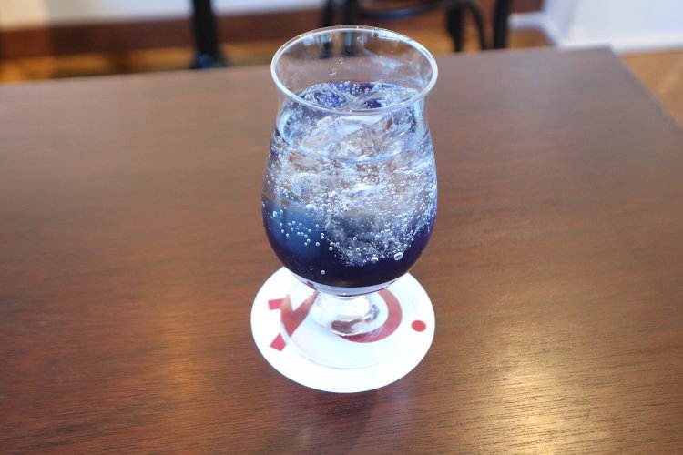 グラデーションが美しい季節のソーダ水は、季節ごとに色合い、風味が変わる。通常のソーダ水（メロンソーダ）と同様650円。