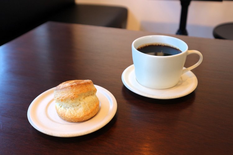 一度は試したい、プレーンのスコーン250円（写真左）とブレンドコーヒー600円（写真右）の組み合わせ。