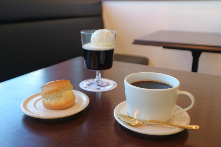 プレーンのスコーン250円（写真左）とブレンドコーヒー600円（写真右）の組み合わせは鉄板。ミルク感がうれしいアイス付きのコーヒーゼリー650円（写真中央）もおすすめ。