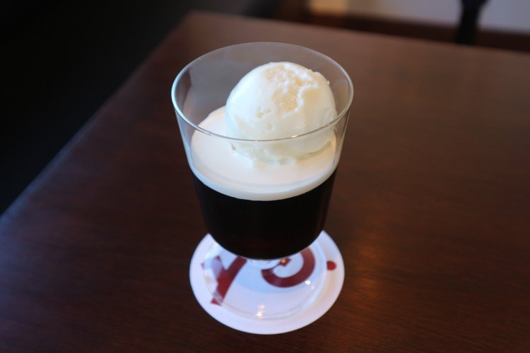 ミルク感がうれしいコーヒーゼリー（アイス付き）650円。気温に合わせてゼリーの固さも微調整している。