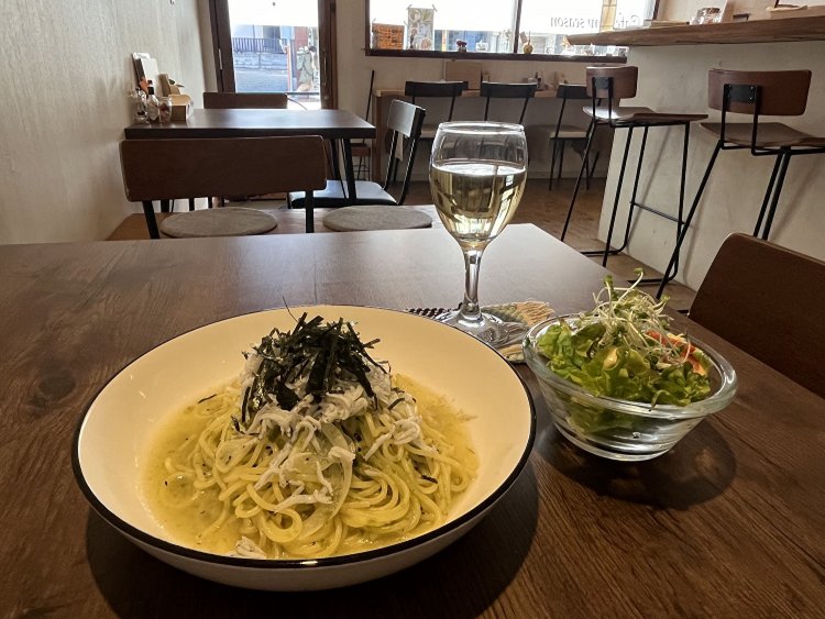 グラスワインセット（白）400円とシラスとあおさのペペロンチーノ950円。