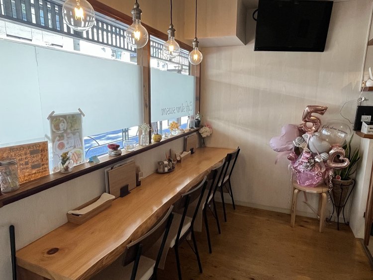 カウンター席に置かれた5周年記念のオブジェクト。