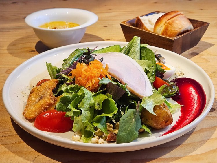 平日限定セットランチ パレットサラダランチ（スープ・パン付き） 2200円。