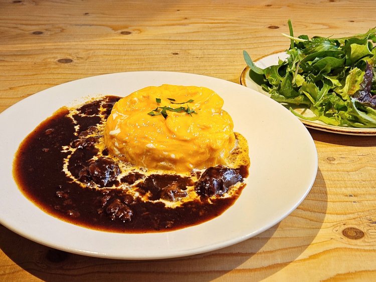 セットランチ オムライス 和牛のデミグラスソース（グリーンサラダ付き） 1980円。