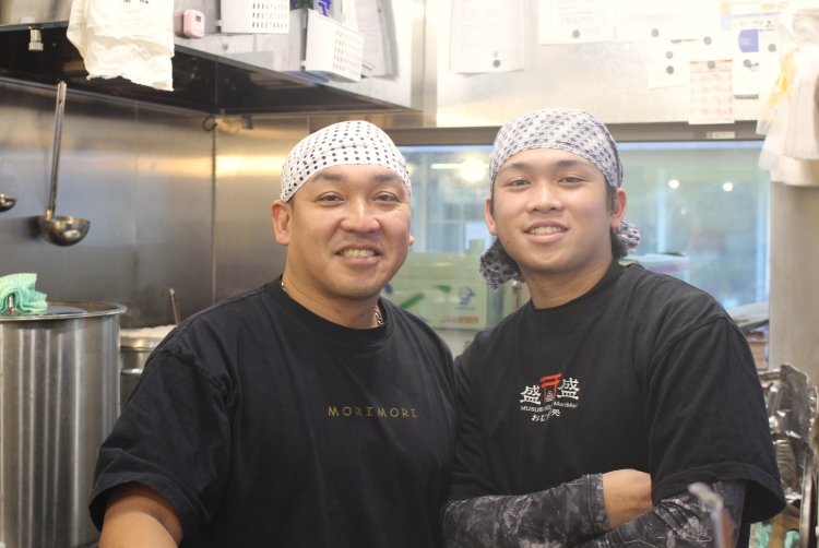 左が店主の島田さん。右は15時からの2部担当の息子さん。