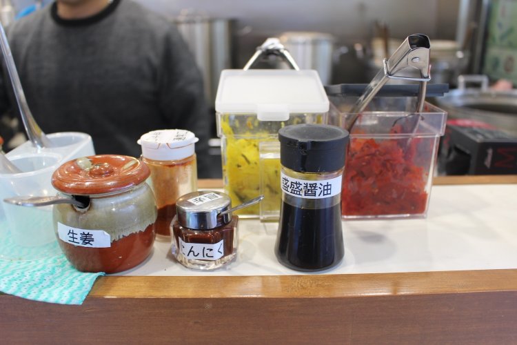 卓上の調味料。盛盛醤油で味の調節が可能。