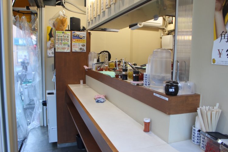 L字形カウンター（奥にあり）で立ち食いオンリー。