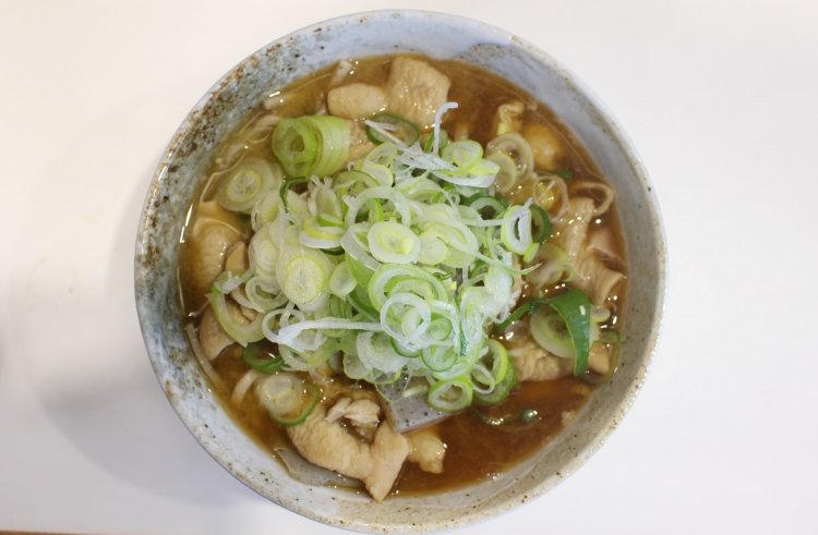 もつそば790円。もつの旨味でツユが一気に濃厚になる。