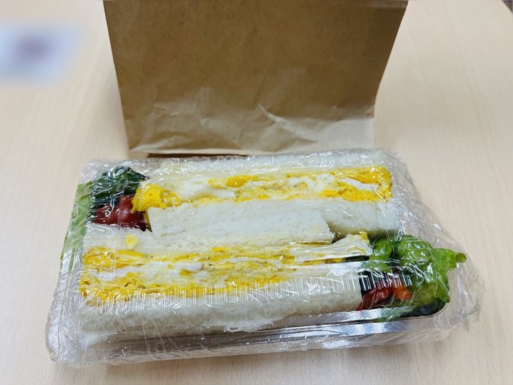 夜ご飯としてテイクアウトした、厚焼き玉子サンド。