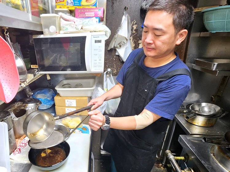 スープを用意する店長の憲曉さん。『狸小路飯店』のサンマーメンは醤油味だ。