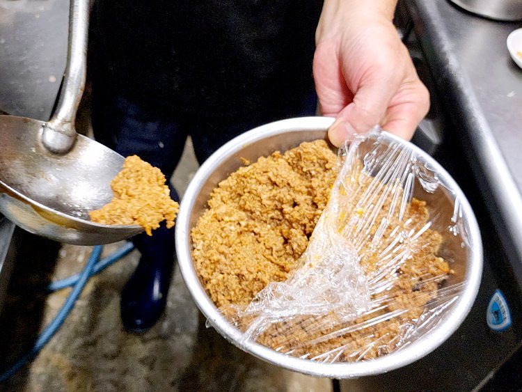 毎日2㎏の挽き肉を中華鍋であおって『狸小路飯店』の味のベースを仕込む。