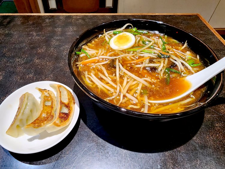 サンマーメン単品770円。ゆで玉子をのせるのも『狸小路飯店』のオリジナルだ。ギョーザ（3個）＋サンマーメンのセットは990円。