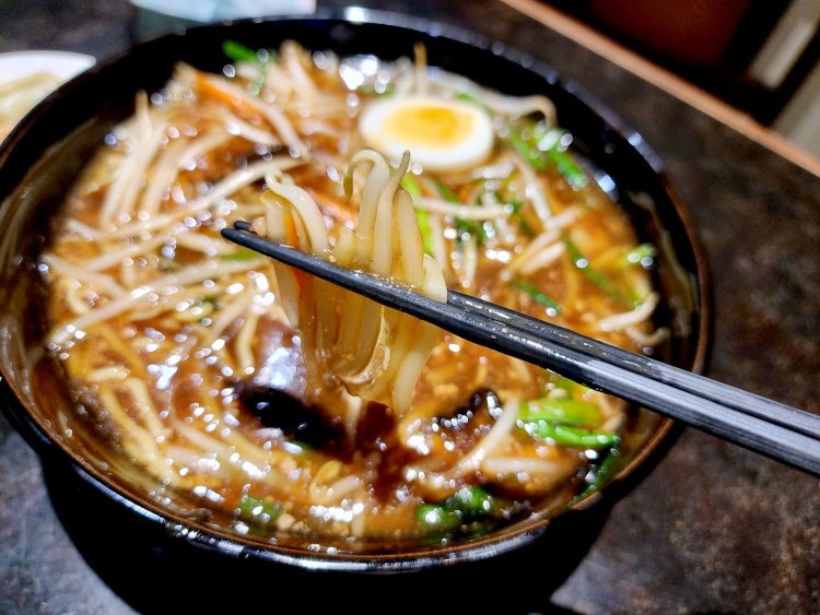 もやしは太めの“成田もやし”を使用。火を通してからしばらく置いてもシャッキシャキだ。