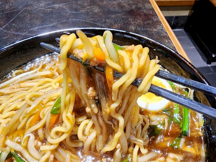 中細縮れ麺にあんかけがよく絡む。とろみをまとった麺はいつまでも熱々だ。