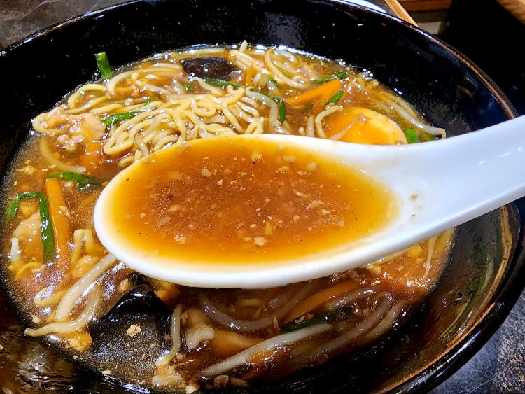 ベースの醤油スープの心地よいしょっぱさに野菜の甘みと挽き肉だねの旨味が溶けこんでマイルドな味わい。