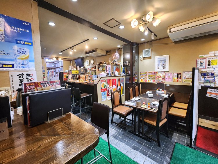 1階にはテーブル席とバーカウンター席、奥にはお座敷席がある。