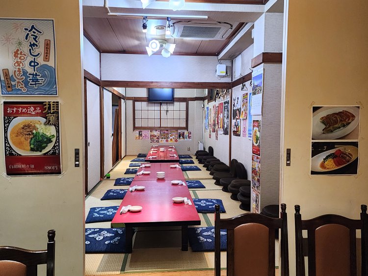 真っ赤なテーブルが並ぶ1階奥のお座敷席。