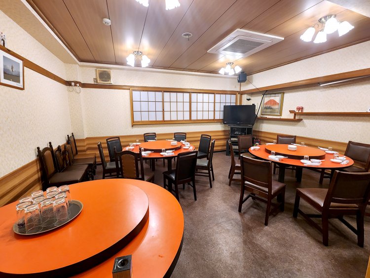 中国料理の宴会といえば回転テーブル！　最大80人収容できる2階席。