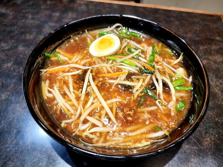 サンマーメン770円。ギョーザ(3個）＋サンマーメンで990円など、お得なセットメニューもある。