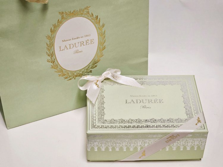 ナポレオン・トロワ ヴェール マカロン12個入り6221円。