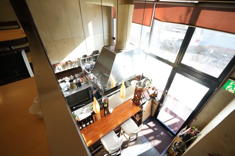 2Fから見下ろす。吹き抜けとなっているので店内は広々としている。