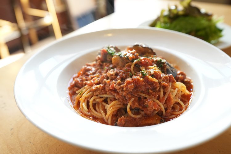 ボリュームのある鶏ひき肉となすのトマトソース1,300円（サラダ、パン、コーヒー付き）。