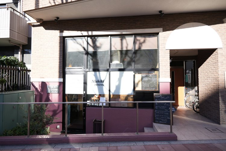 おしゃれな外観。バーのように思う人もいるのだとか。