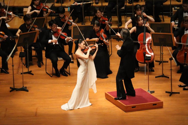 指揮・小林研一郎のもと、チャイコフスキーのヴァイオリン協奏曲を演奏する服部百音。第18回「渋谷の午後のコンサート」（2023年7月）より。