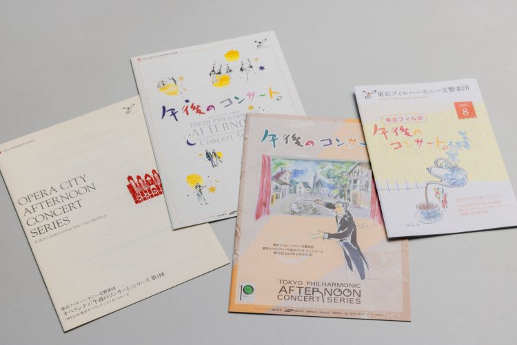 初回（左）から現在までのパンフレットの変遷。現在もハラダチエ氏のイラストが主体だ。