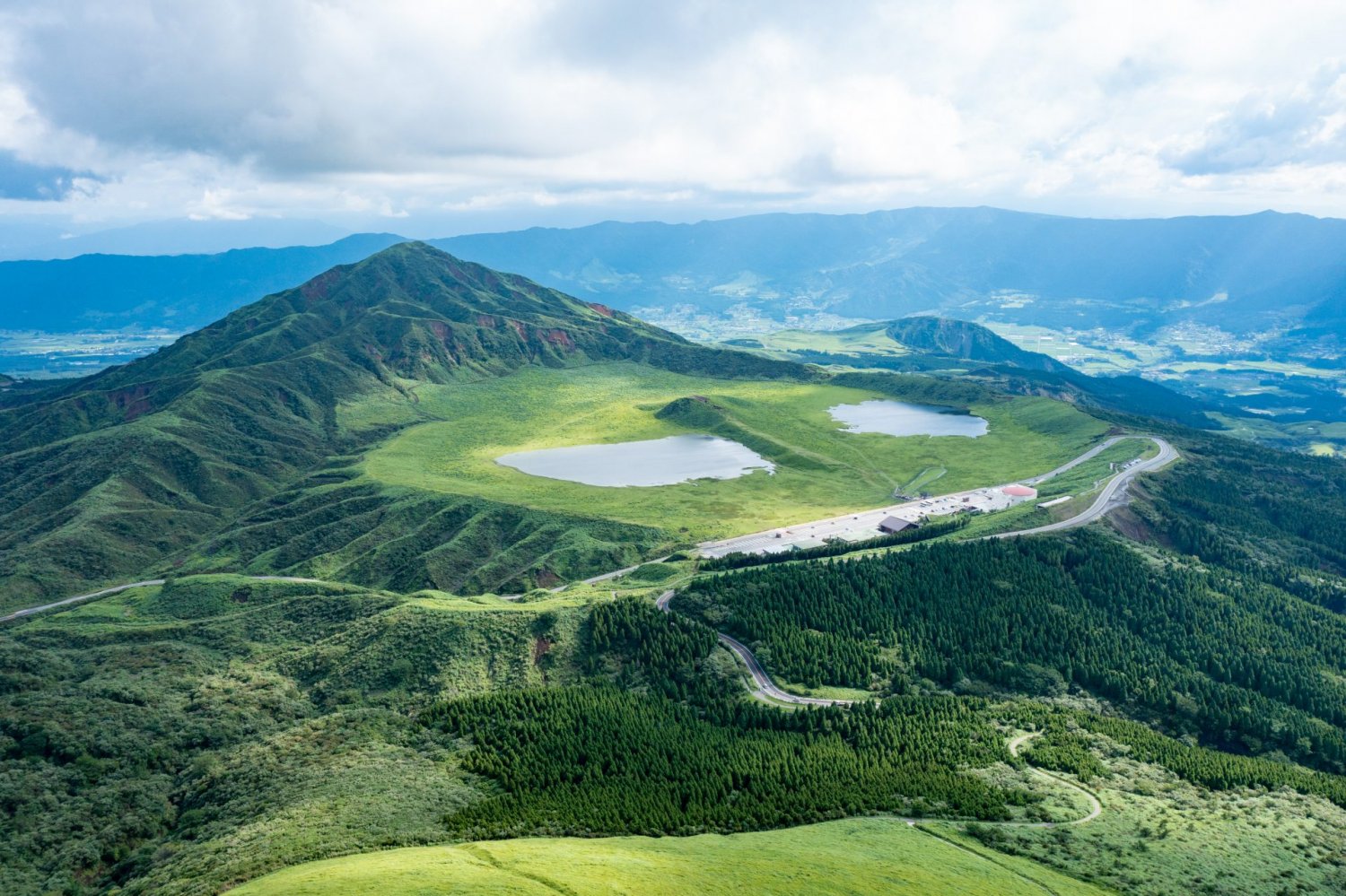 標高約1,100mにあたる草千里は、牧歌的な阿蘇の原風景を眺められる絶好のロケーション。