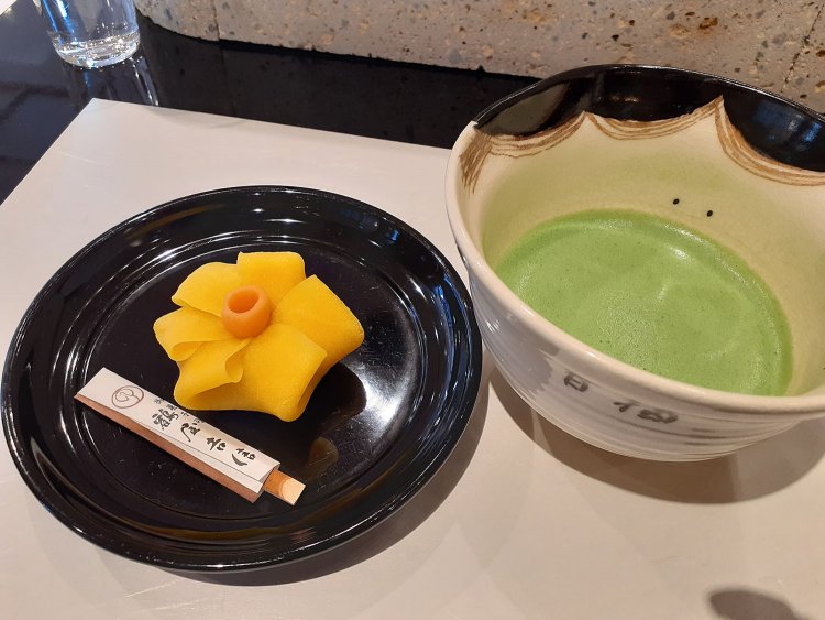 妄想によれば三平の実家は京菓子の老舗。上はイメージ写真(コレド室町の『鶴屋吉信 TOKYO MISE』にて)。