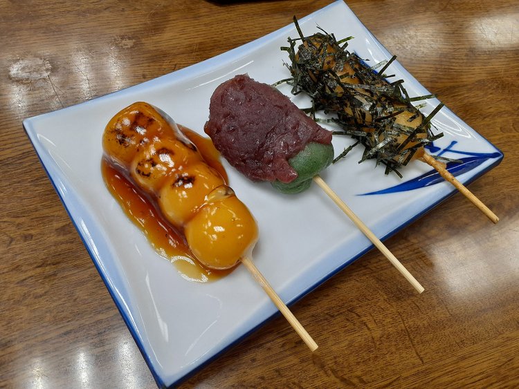 妄想によれば19歳の三平は東京の団子屋で働くことを決意する。上はイメージ写真(柴又 帝釈天参道『髙木屋老舗』にて)。