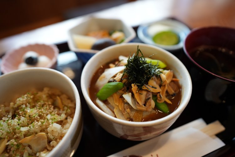 一番人気の辰巳好み2365円は、品数も多くかなりのボリュームだ。海苔が乗っているのがぶっかけ。