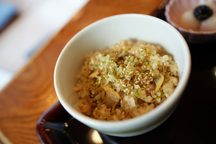 こちらは炊き込み。醤油ベースで、あっさりしておいしい。