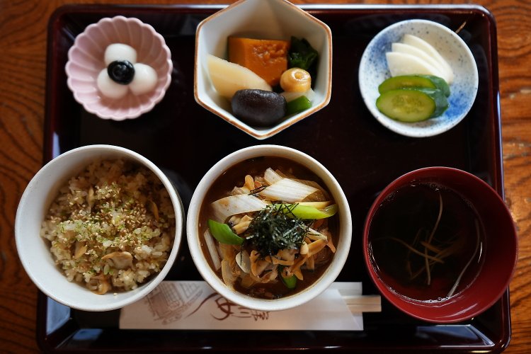 2種類の深川めしが楽しめる辰巳好み2365円。