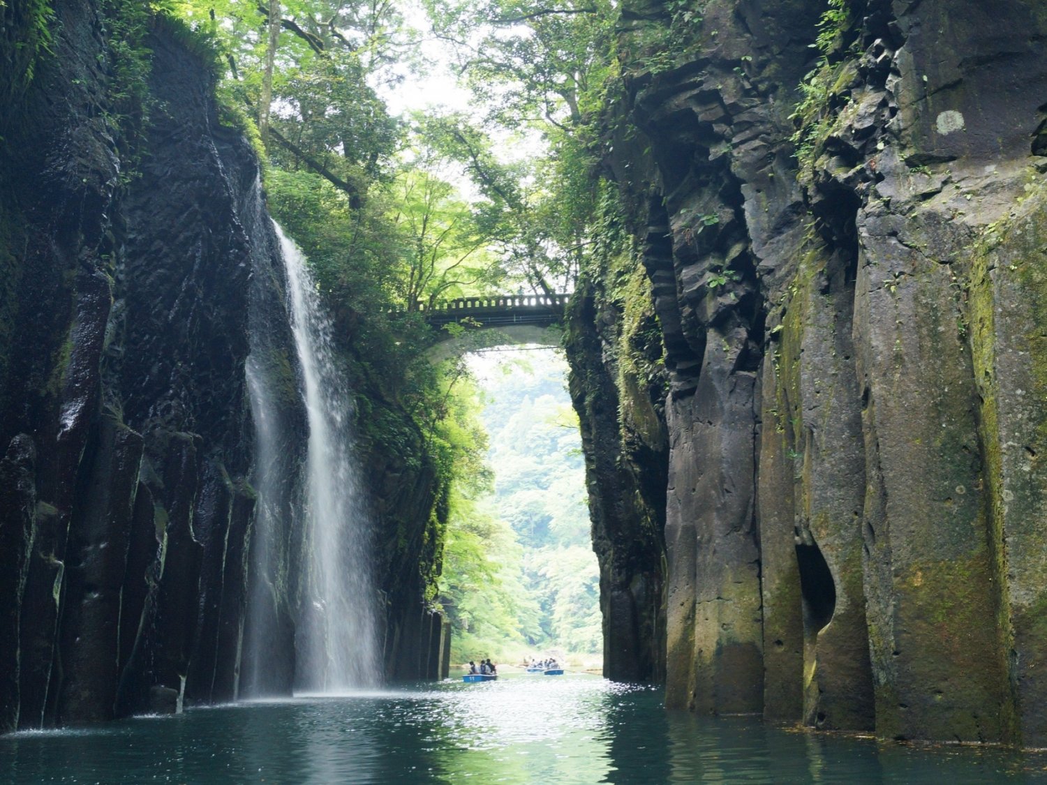 貸しボートで渓谷の自然を体感できる。落差約17mの真名井の滝は必見！