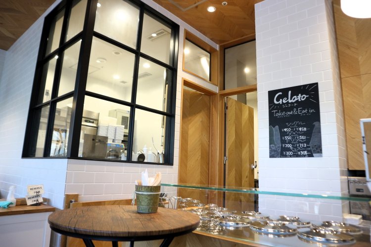 店内に完備されたジェラート製造室。ジェラートは季節によって変動するが、常時5～8種類ほどのフレーバーがある。