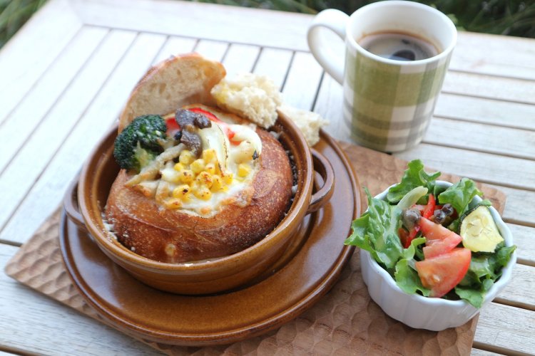 ボリューム感がうれしいパンシチューセット1227円。ミニサラダとドリンク付き。