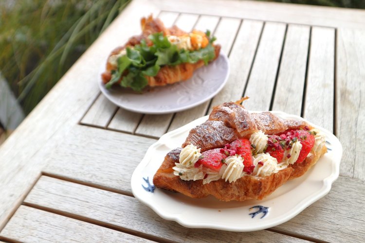 写真手前が、いちごのクリームのクロワッサンサンド764円（テイクアウトは750円）。