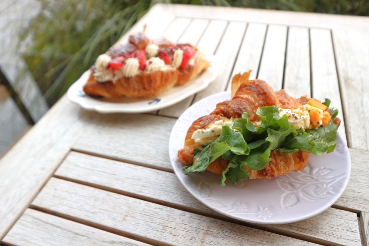 たまごサラダサンド611円（手前。テイクアウトは600円）といちごのクリームのクロワッサンサンド764円（テイクアウトは750円）。