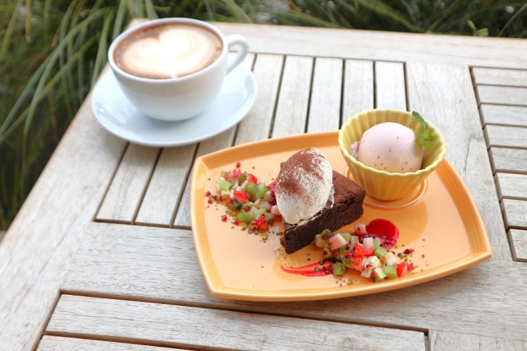 イートイン限定で提供するケーキセット1577円（カフェラテは251円追加）は、店内のショーケースに並んだケーキ・タルトと自家製ジェラートを1種類ずつ選べるドリンク付きセット。