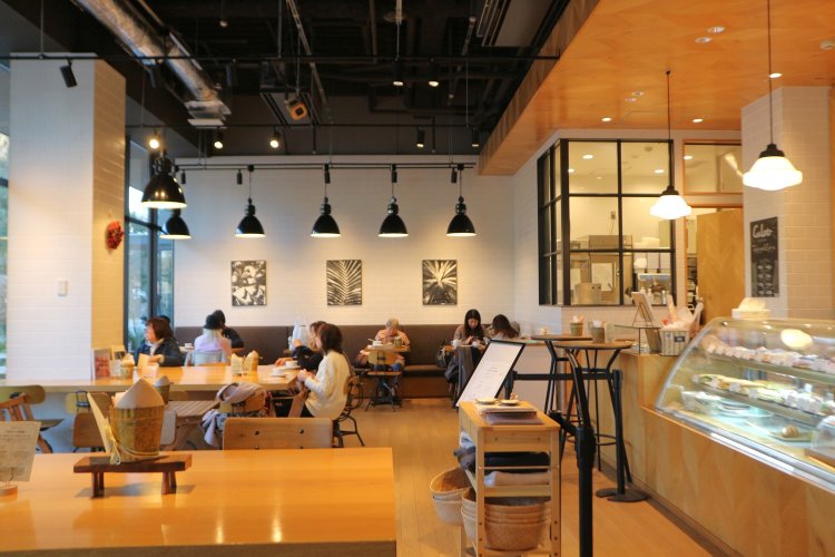 開放感のある店内にはソファ席やカウンター席がゆったりと配置されていて、のんびりと過ごせる。